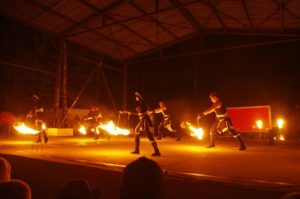 tanec s ohněm při představení Postrpoi